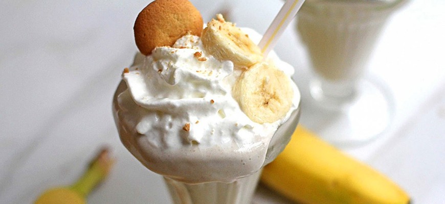 Молочно-банановый коктейль с мороженым
