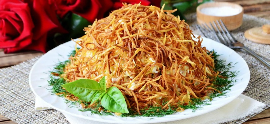 Салат «Муравейник» с жареной картошкой
