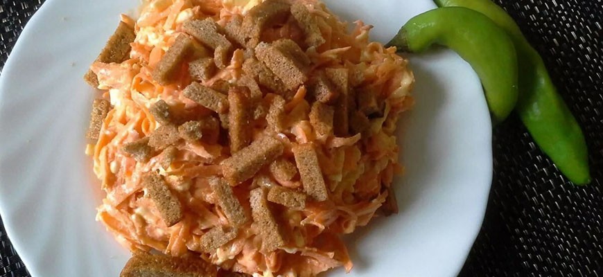 Салат «Пожар» из моркови с чесноком и кириешками