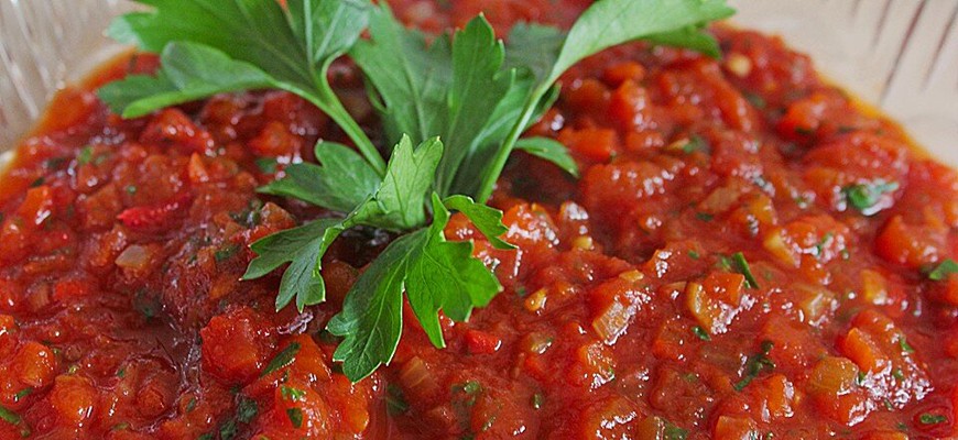 Неострый соус из сырых помидоров к шашлыку