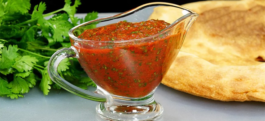 Соус из томатной пасты к шашлыку с зеленью